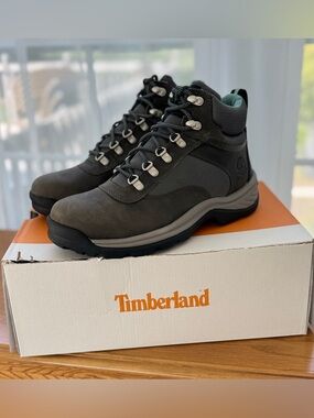 New Timberland Men’s Waterproof Med Gray Boots Size 10